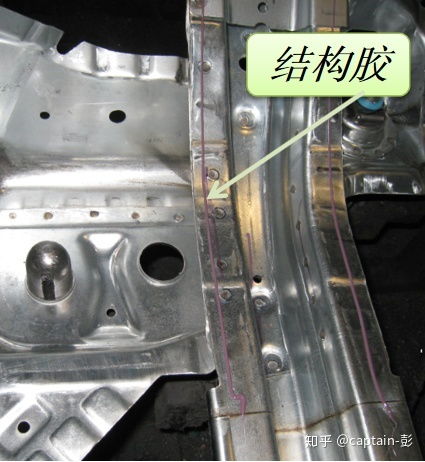 汽車制造時焊接車間機器人工作站,鈑金涂膠是什么目的